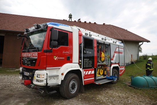 Blitzschlag lste Brand im Dachfirst eines landwirtschaftlichen Gebudes in Allhaming aus