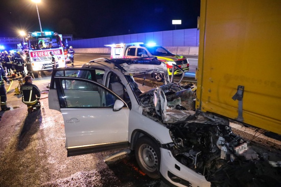 Schwerst eingeklemmt: Lenker auf Westautobahn bei Ansfelden nach Crash mit LKW aus Autowrack befreit