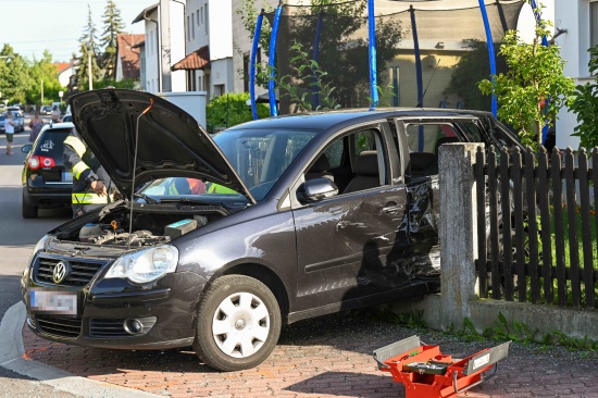 Auto bei Kreuzungsunfall in Traun in angrenzenden Garten geschleudert