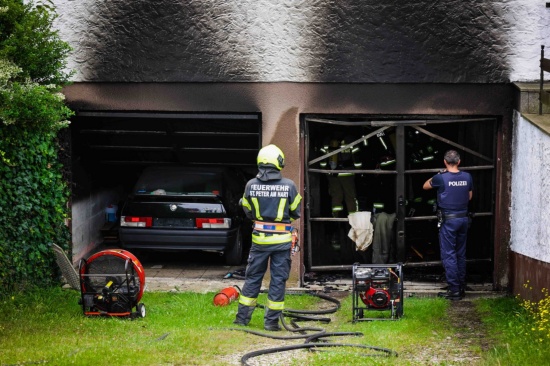Brand in einer Garage eines Wohnhauses in St. Peter am Hart