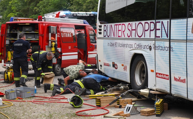 Motorradlenker bei schwerem Verkehrsunfall in Vcklabruck unter Bus eingeklemmt