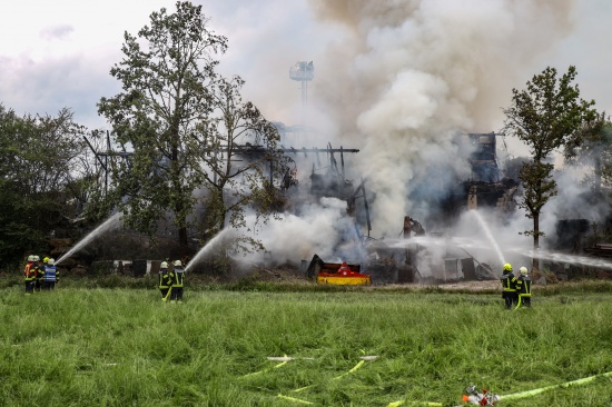 Grobrand eines Holzhauses samt groer Gertehalle in St. Roman