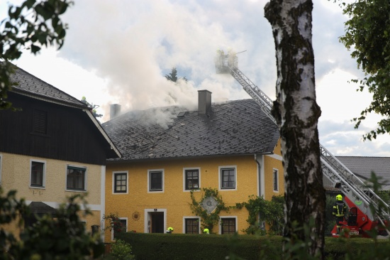Dachstuhlbrand bei einem Wohnhaus in V�cklabruck sorgt f�r Einsatz von vier Feuerwehren