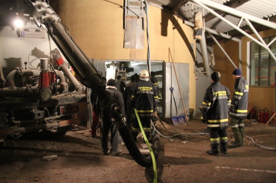 Feuerwehr kämpft seit 3 Tagen gegen Silobrand