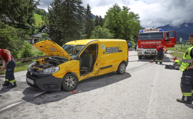 Schwere Kollision zwischen Postauto und PKW auf Pyhrnpass Strae in Spital am Pyhrn