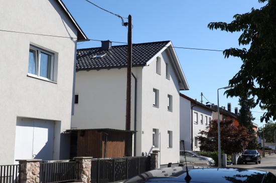 ltere Person durch Feuerwehr von Hausdach in Leonding gerettet
