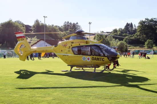 Notarzthubschrauber auf Fußballplatz in Pregarten nach internem Notfall im Einsatz