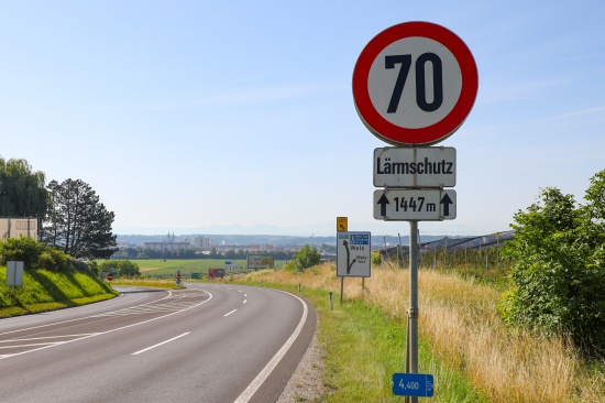 190 statt 70 km/h: Massive Geschwindigkeitsbertretung auf Innviertler Strae in Wels-Puchberg
