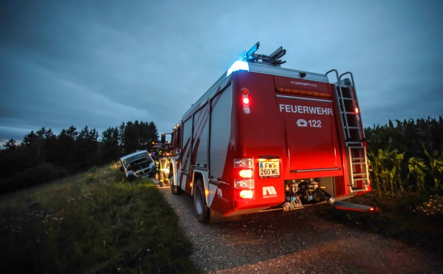 Fahrzeugbergung mit Unterstützung der Feuerwehr in Steinerkirchen an der Traun