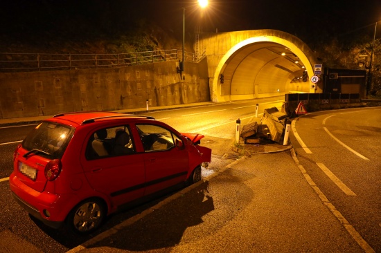 Schwerer Verkehrsunfall auf Salzkammergutstrae am Portal des Geiwandtunnels in Traunkirchen
