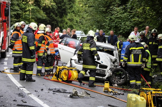 Schwerer Verkehrsunfall auf der Marchtrenker Straße in Weißkirchen an der Traun