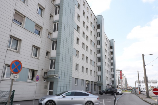 Brandverdacht durch angebranntes Kochgut in einem Mehrparteienwohnhaus in Traun