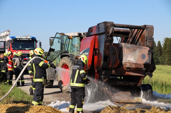 Brand einer Strohballenpresse in Aurach am Hongar