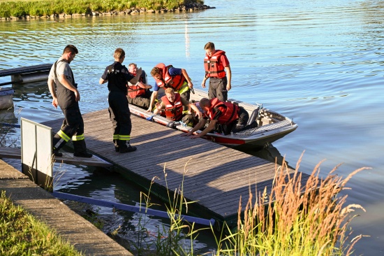 Bootsbergung durch Feuerwehr an der Donau bei Pupping