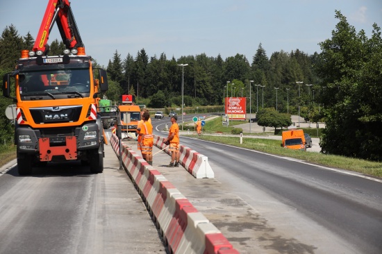 Verkehrsinsel auf Pyhrnpass Strae bei Sattledt von Kleintransporter gerammt