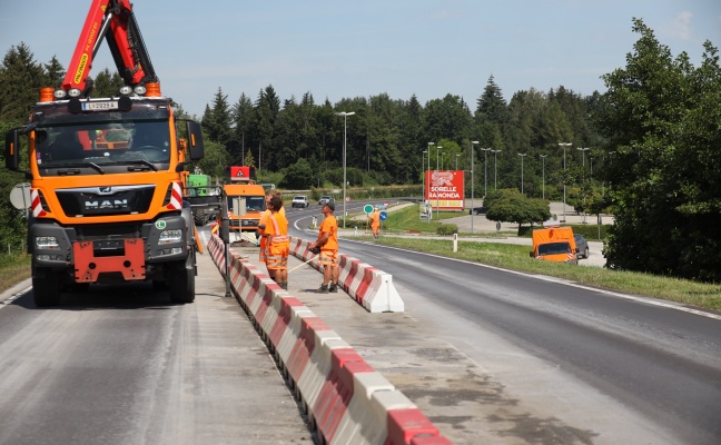 Verkehrsinsel auf Pyhrnpass Straße bei Sattledt von Kleintransporter gerammt