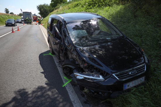 Kollision zwischen LKW und PKW auf Innviertler Strae bei Krenglbach