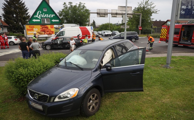 Heftiger Kreuzungscrash zwischen zwei Autos in Wels-Pernau