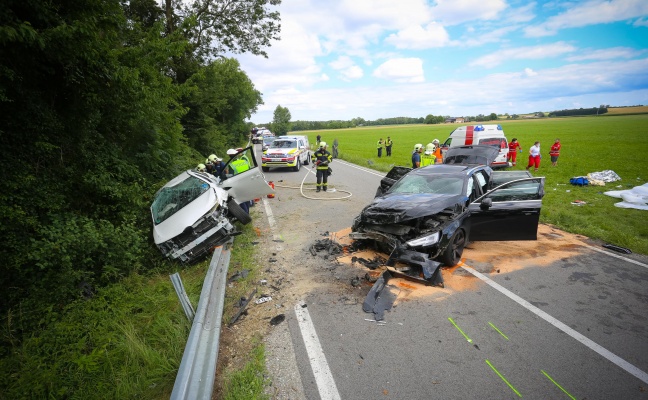 Frontalcrash zwischen zwei PKW in Braunau am Inn fordert mehrere teils Schwerverletzte