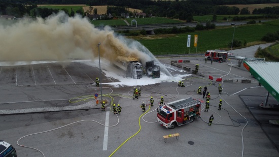 Vollbrand zweier LKW-Sattelzge auf Rastplatz in Meggenhofen