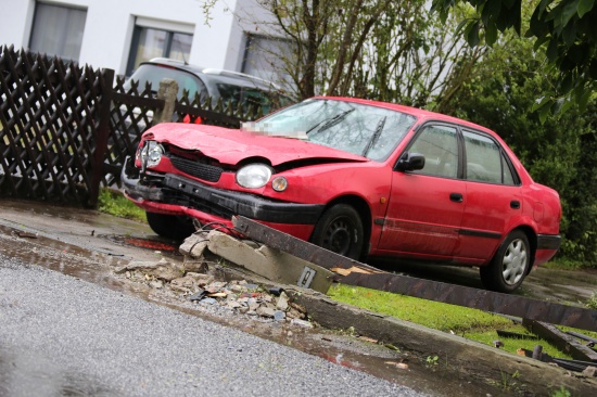 Gartenzäune bei Verkehrsunfall in Edt bei Lambach schwer beschädigt