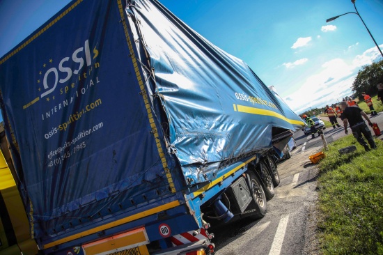 Stra�ensperre bei Marchtrenk: Sattelauflieger durch umgest�rzte Ladung schwer besch�digt