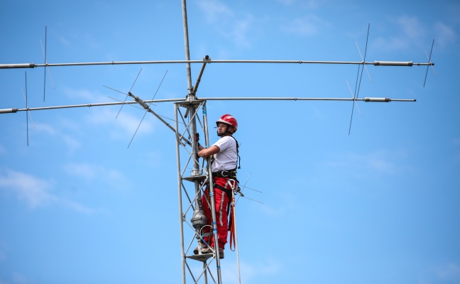 Höhenretter der Feuerwehr bei Sicherungsarbeiten an Antennenmast in Marchtrenk im Einsatz