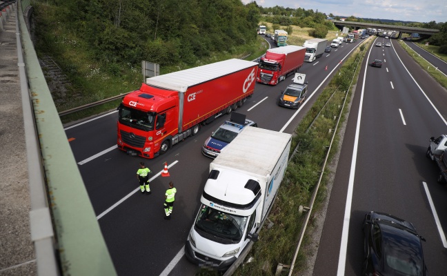 Crash vor Baustellenbereich auf A25 Welser Autobahn bei Marchtrenk fhrte zu kilometerlangem Stau