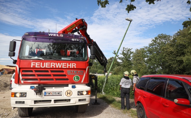 Straenlaterne in Schieflage: Feuerwehr entfernte in Wels-Schafwiesen beschdigten Lichtmast