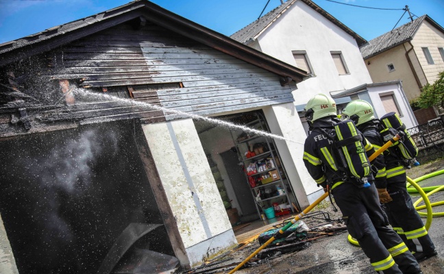 Brand einer Doppelgarage in Leonding sorgt fr Einsatz von drei Feuerwehren