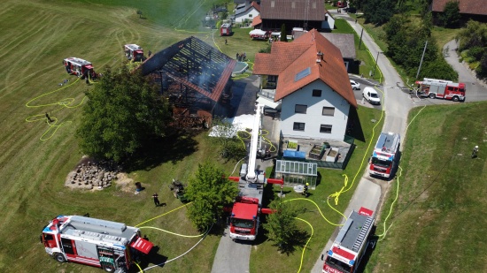 13 Feuerwehren bei Brand eines landwirtschaftlichen Nebengebudes in Andorf im Einsatz