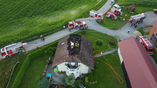 Fnf Feuerwehren bei Dachstuhlbrand bei einem Wohnhaus in Meggenhofen im Einsatz