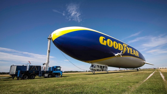 Seltene Landung eines Zeppelins am Flugplatz Welser Heide in Wels-Neustadt