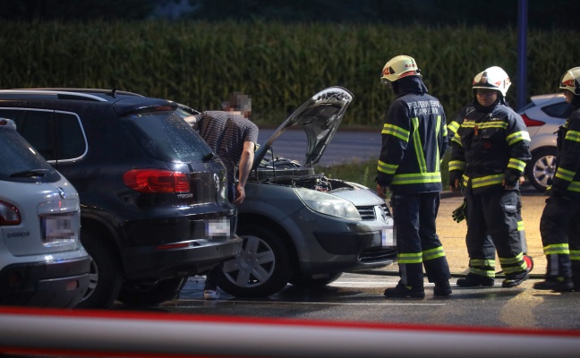 PKW-Brand auf einem Mitarbeiterparkplatz eines Unternehmens in Marchtrenk