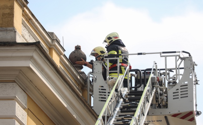 Einsatz der Feuerwehr und eines Bausachverstndigen wegen loser Fassadenelemente in Wels-Lichtenegg