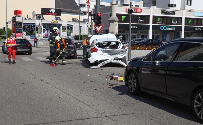 Sechs Verletzte bei schwerem Crash mit vier beteiligten Autos in Wels-Innenstadt