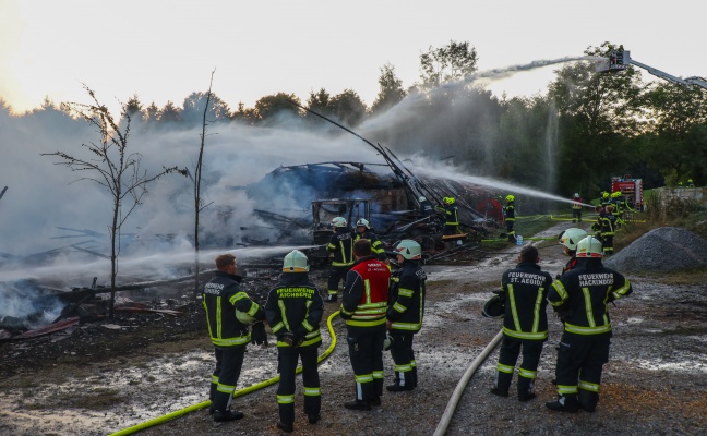 Acht Feuerwehren bei Brand eines alten Bauernhofes in St. Aegidi im Einsatz