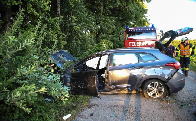 Auto nach Überschlag in Holzhausen seitlich liegend zum Stillstand gekommen