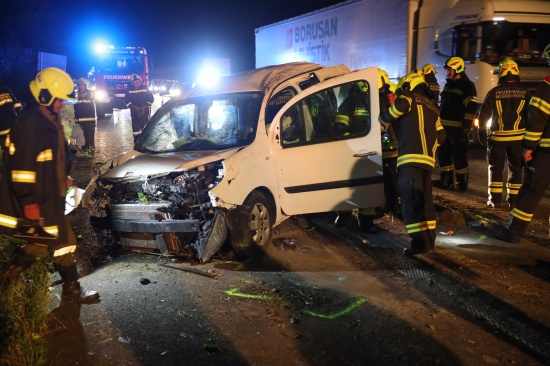 Kleintransporter auf Innkreisautobahn bei Krenglbach gegen Schild gekracht und berschlagen