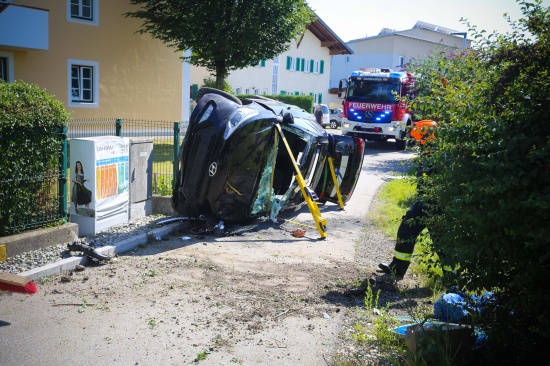 Person nach Unfall in Braunau am Inn durch Feuerwehr aus Auto befreit
