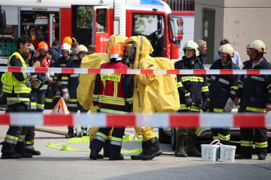 Explosion mit Gefahrstoffaustritt in einem Gewerbegebiet in Thalheim bei Wels