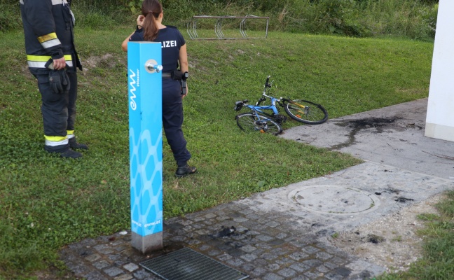 Brand eines Fahrrads bei Jugendzentrum in Wels-Lichtenegg mit dortigem Trinkbrunnen gelscht