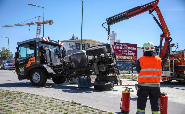 Kommunalfahrzeug verlor in einem Kreisverkehr in Wels-Pernau den Fahrzeugaufbau