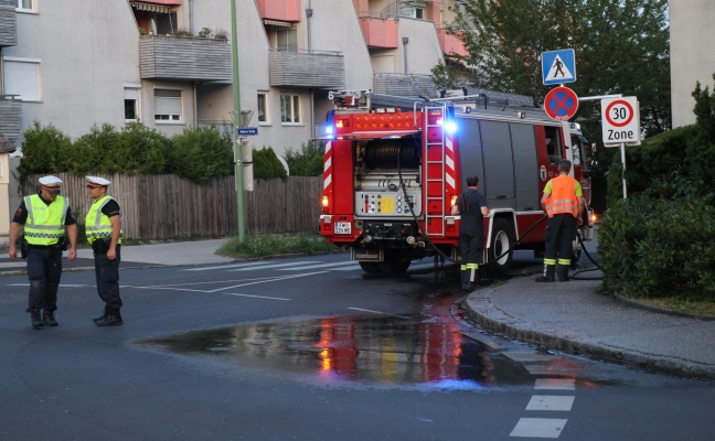 Verkehrsunfall zwischen PKW und Motorrad im Kreisverkehr in Wels-Neustadt