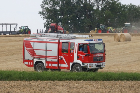 Brand einer Rundballenpresse in Wolfern dank vorsorglich mitgefhrtem Wassertank rasch gelscht