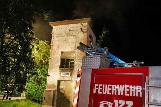 Blitzeinschlag sorgte fr Brand in einem Trafo-Huschen in Gramastetten