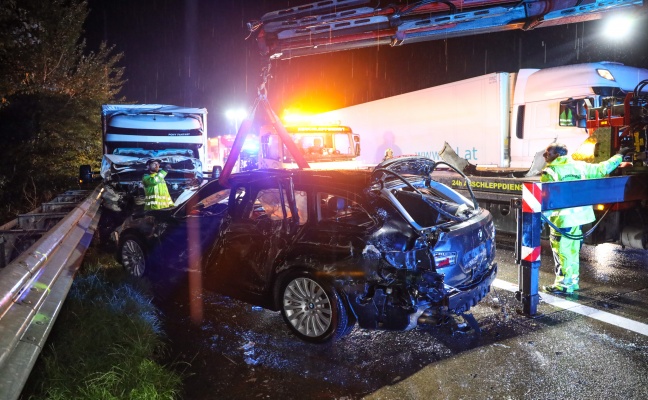 Unfallstelle übersehen: Schwerer Crash nach Autoüberschlag auf Westautobahn bei Seewalchen am Attersee