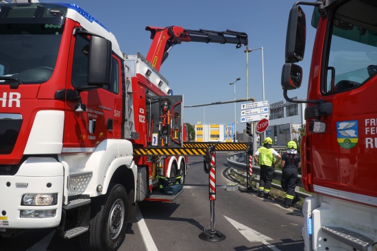 Ausgefahrener Ladekran eines LKW riss Verkehrsampel in Hrsching um