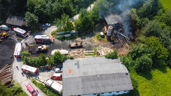 Sieben Feuerwehren bei Brand einer Sgehalle in Oberschlierbach im Einsatz