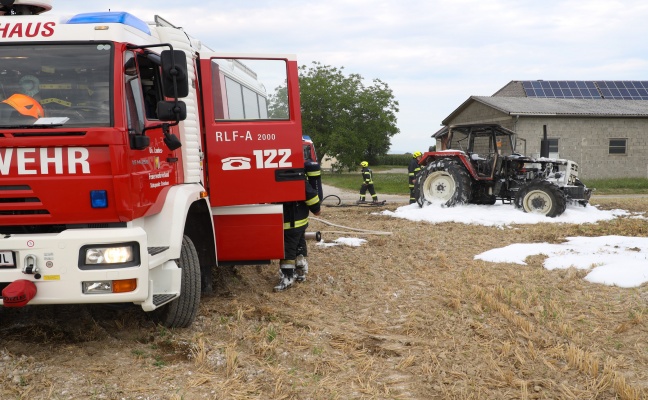 Traktor auf Feld in Steinhaus in Vollbrand